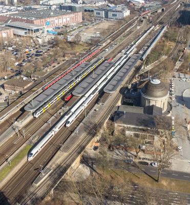 Bahnsteigüberdachungen und Epfangsgebäude von oben