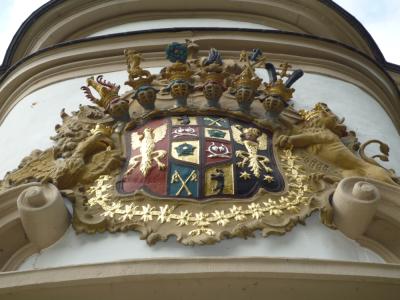Wappenkartusche über Hauptportal der Kapelle