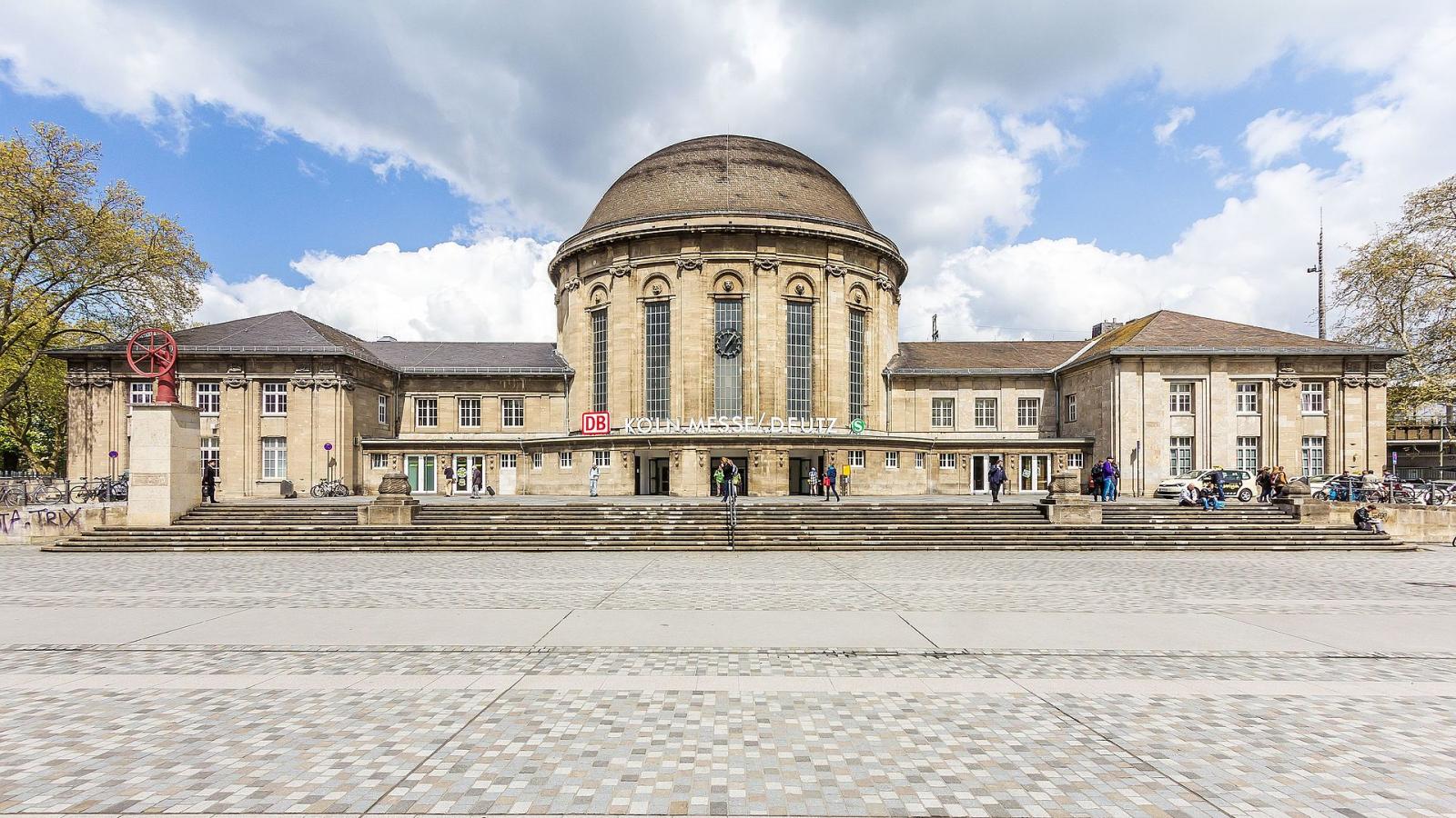Empfangsgebäude Bahnhof Köln/Messe Deutz, Südansicht