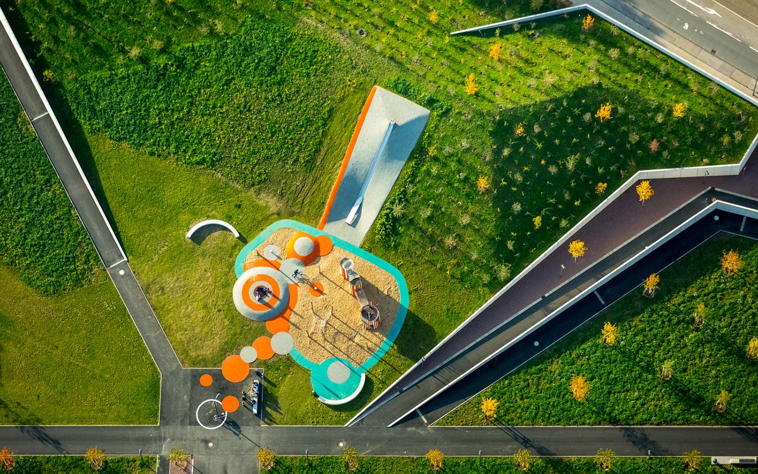 Schrägluftbild, Wiesenflächen und Wegesystem, Spielplatz