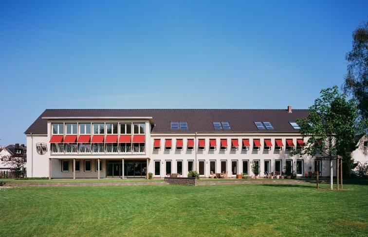 Umnutzung ehemaliges Rathaus K�ln Weiden zu Stadtwohnen im Ludwig-Gies Park - K�ln