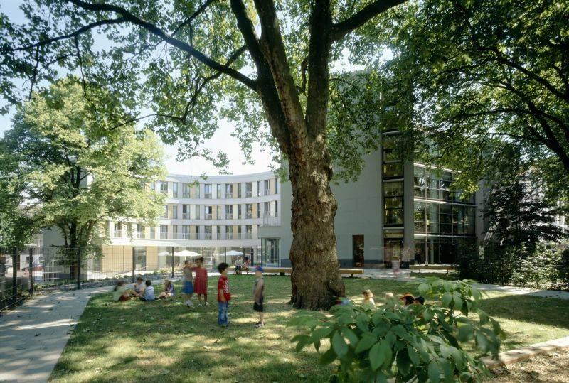 Seniorenstift und Kindergarten 