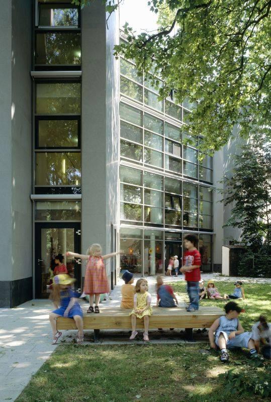 Seniorenstift und Kindergarten 