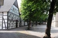 Kirchplatz Delbr�ck mit Fachwerkh�usern - Delbr�ck