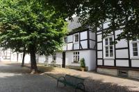 Kirchplatz Delbr�ck mit Fachwerkh�usern - Delbr�ck