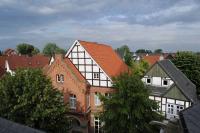 Kirchplatz Delbr�ck mit Fachwerkh�usern - Delbr�ck