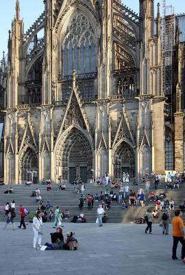 Nordportal des Kölner Doms, im Vordergrund die breite Treppe vom Bahnhofsvorplatz zur Domplatte