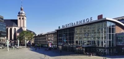 Blick auf den Bahnhofsvorplatz