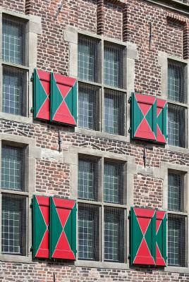 Bunte Fensterläden aus Holz