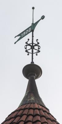 Spitze des Westturms des Lüdninghauser Tors mit Jahreszahl
