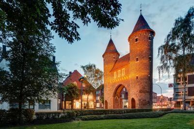 Erleuchtetes Lüdinghauser Tor in der Dämmerung