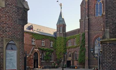 Blick in den Brunnenhof mit der Beichtkapelle