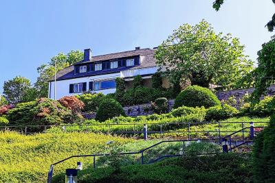 Wohnhaus Adenauer in Hanglage mit Terassengarten