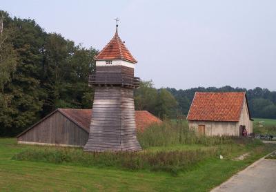 Förderturm (Soleturm mit Hochbehälter), Vorratsbecken (Gebäude Solevorratsbehälter) und Pumphaus (Turbinenhaus)