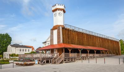 Wiederaufgebautes Gradierwerk II mit Uhrenturm von 1930 im Kurpark