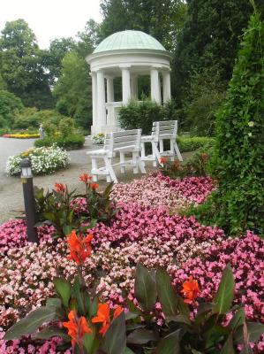  Brunnentempel über dem Leopold-Thermalsprudel im Kurpark Bad Salzuflen