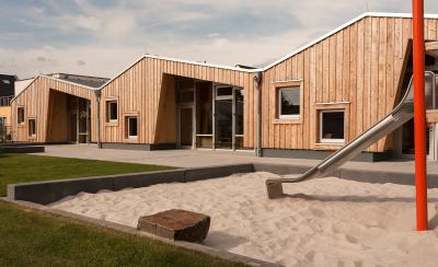 Außenraum mit Sandspielfläche