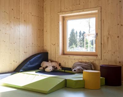 Ecksituation innen mit Fenster