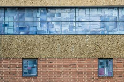 Wanddetail mit Fensterband