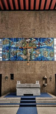 erhöhter Altarbereich mit Mosaik