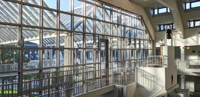 Glasfront zur Vorhalle