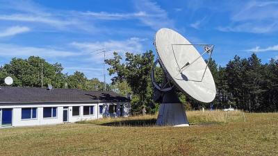 Satellitenschüssel und Nebengebäude auf dem Gelände