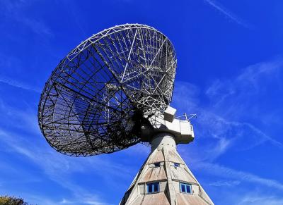Drehbare Antennenschüssel auf dem Sockelgebäude