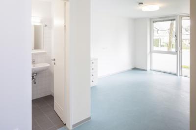 Wohnraum mit Sanitärbereich