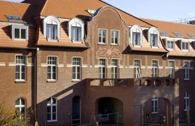 Fassade des Altbaus von 1908