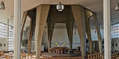 Blick in den Kirchenraum mit den acht Betonstützen unter dem Turmkegel