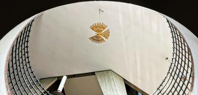 Verbindung zwischen Krypta und Kirchenraum durch eine kreisrunde Öffnung in der Geschossdecke