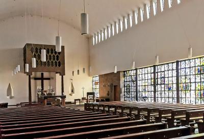 Blick ins Kirchenschiff mit Tonnengewölbe