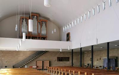 Blick auf die Orgel im Kirchenschiff