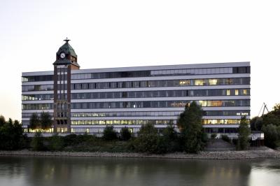 Bürogebäude Plange Mühle mit Uhrenturm