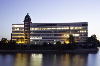 Bürogebäude Plange Mühle abends