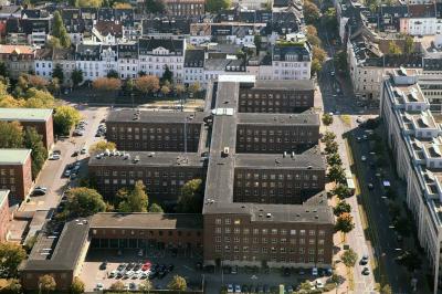 Blick vom Rheinturm auf das Polizeipräsidium Düsseldorf