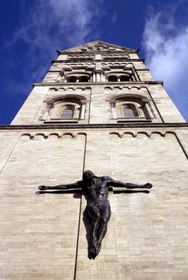 Neuromanischer Kirchturm mit Christus von B. Gerresheim