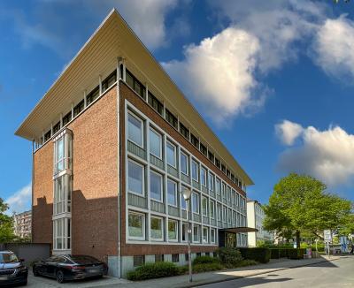 Straßenansicht des sanierten Bürogebäudes