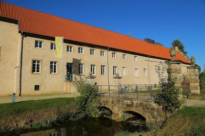  Ein Teil des Südflügels des ehemaligen Klostergebäudes und die Brücke mit Brückenpfeilern
