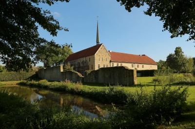 Das ehemalige Klostergebäude mit der Klosterkirche St. Bernhard und einem Teil der alten Klostermauer