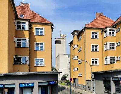 Wohnsiedlung Bickendorf II, Torsituation am Wacholderweg mit Kirche St. Dreikönigen