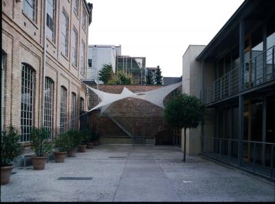 Innenhof zwischen Alt- und Neubau