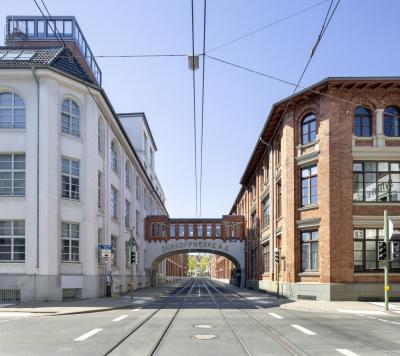 Brücke zwischen Block 1 (links) und Block II (rechts) an der Nikolaus-Dürkopp-Straße