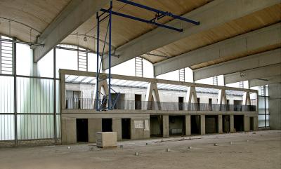 Innenansicht der Schulsporthalle im Rohbau