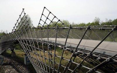 Fächerförmig angeordnete Rundstäbe bilden das Tragwerk