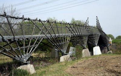 Seitliche Ansicht der Brücke
