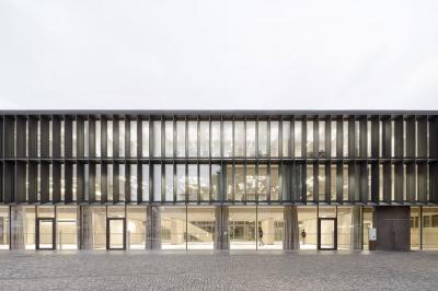 Historisches Archiv und Rheinisches Bildarchiv Köln, Haupteingang mit Vorplatz