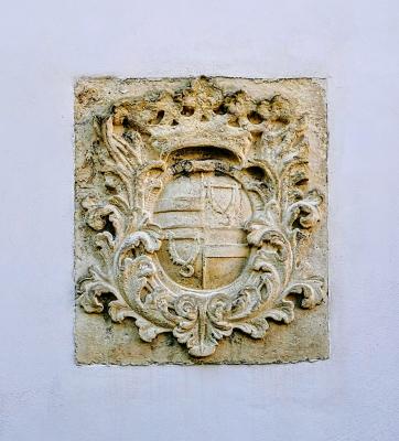Wappen am Hauptportal des Innenhofs