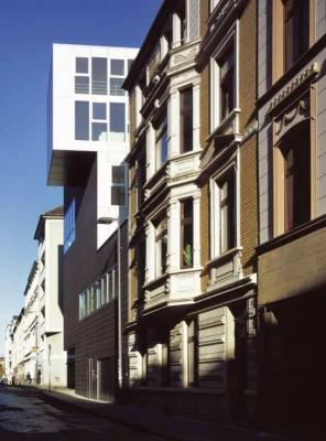 Der markante Aufbau ragt in die Domstraße