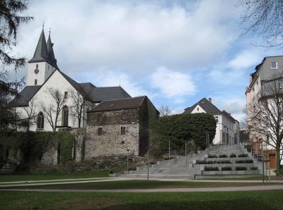 Oberste Stadtkirche mit Stadtmauerresten, Burgmannshaus und Treppenanlage
